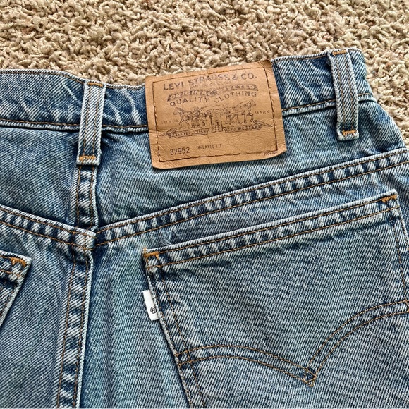 Levi’s Vintage 90s 950 Relaxed Fit High Waisted Denim Jean Shorts White Tab - Picture 6 of 6